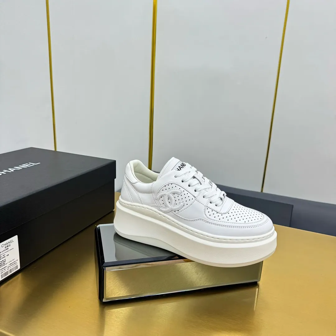 👟👟Ex-factory price 600👟👟 Upgraded version, upgraded version, upgraded version! No rebuttal accepted! ! ! ! Chanel Chanel panda shoes! 2025 counter's top casual sports shoes. This classic design; the upper is electro-embroidered with a variety of techniques; the outsole is fashionable and sporty; the unusual inclusion of a variety of color matching elements... The diversified mix and match is very good-looking and versatile, and can be used for leisure, fashion, sports, and outdoor... ꫛꫀꪝ Go➫ Materials: ❶Upper made of: original imported first-layer silk cowhide + original waterproof cloth + original first-layer cowhide ❷Inner lining: Original Yangli+Net ❸Outsole based on: Original TPU combination outsole Counter boutique packaging complete set for women 35–41 👉 👉